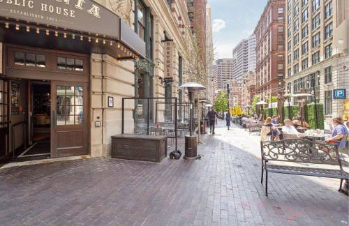 Bold and Spacious 2 Bed in Boston Financial District - Photo 17