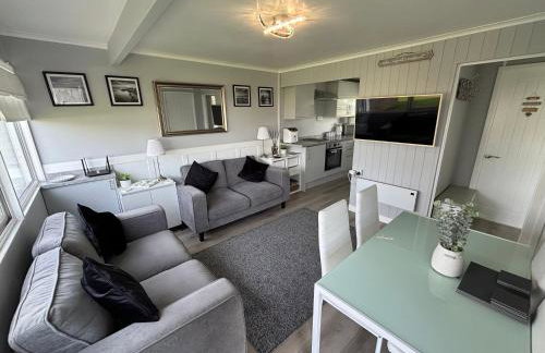 169 - Two bed Chalet on Sunbeach Holiday Park - Sleeps 5, pet friendly, FREE pool and entertainment passes included - plus WiFi, bed linen and towels included 300m from the beach! - Foto 10