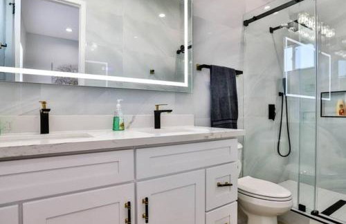 H&H New Built 2023 Hidden Gem Heart of OC 3 Queen Beds - Foto 34