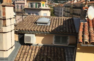 Au cœur du vieux Toulon au calme appartement rénové climatisé confortable étage élevé avec ascenseur proche parking et toutes commodités - Foto 1