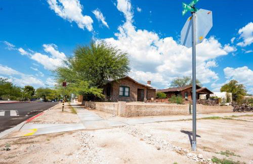 Work Desk- FirePit-Pool-Steps to UofA - Foto 24