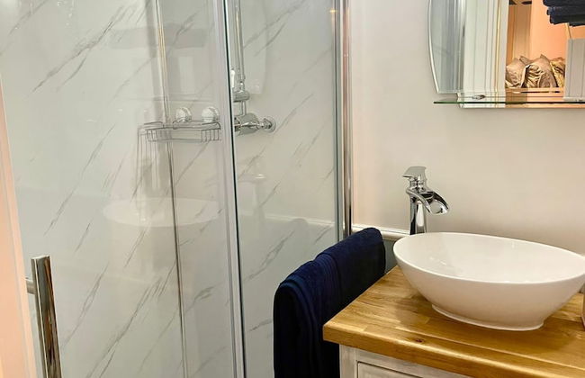 Shepherds Hut With Hot Tub, North Wales, Anglesey - Photo 7