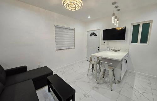 Modern Marble Retreat Private Gated ADU with Laundry & Parking - Foto 2