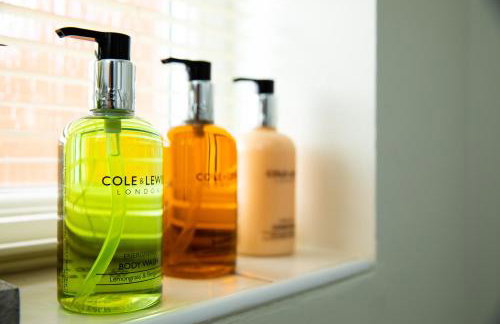 Modern and Spacious Home From Home 1 mile from M1 - with Netflix, Prime Video, PS5, free parking, superfast WiFi, BBQ - Sleeps 11 - By Brightleap Apartments - Foto 47