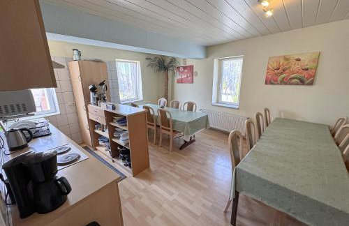 Family and Friends Worms - Photo 3