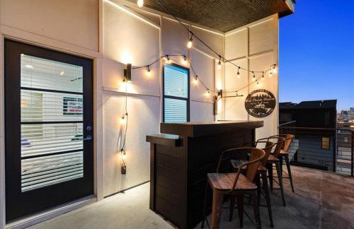 Nash House & Bars of Broadway with Patio Bar and Views! 8min Downtown! Sleeps 12! - Foto 57