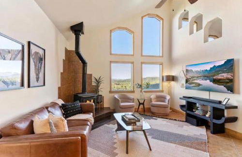 Family Mountain Getaway w Hot Tub and Amazing Views! Close to Hiking & Skiing - Foto 9