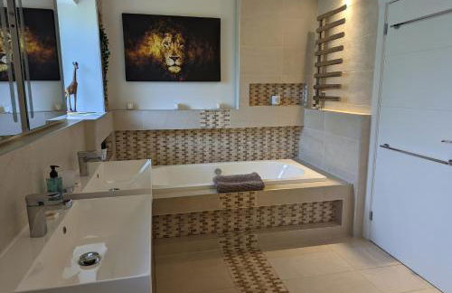 Unique, Spacious, Self-Built Eco Home with huge garden and movie room - Photo 33