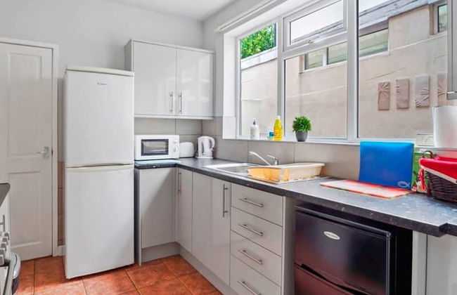 4 Bed Homely Retreat - Wolverhampton - Foto 4