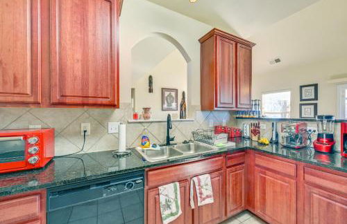 6 Mi to Charlotte Motor Speedway Home with Fire Pit - Foto 10