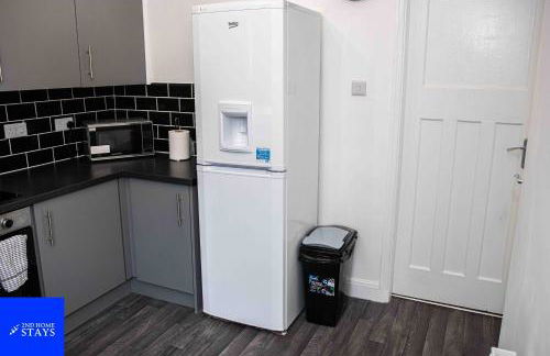 2ndHomeStays- Stoke-on-Trent-A Serene 3 Bed House with a Garden View-Suitable for Contractors-Relocation Families-Group of Friends-Sleeps 6 - 16 mins to J15 M6 and 36 mins to Alton Towers Resort - Foto 10