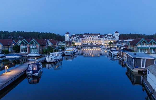 Cozy Holiday Home with Wood Burning Stove near Water - Foto 25