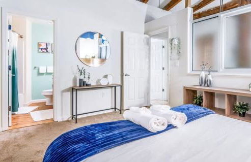 100 Year-Old Historic Brick 2BR Loft & Large Patio & Hammocks & High Ceiling - Foto 65