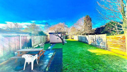 Spacious 3-Bed Family Retreat with Cosy Living and Garden! Free parking - Foto 4, Garden