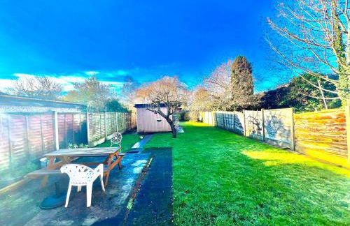 Spacious 3-Bed Family Retreat with Cosy Living and Garden! Free parking - Foto 4