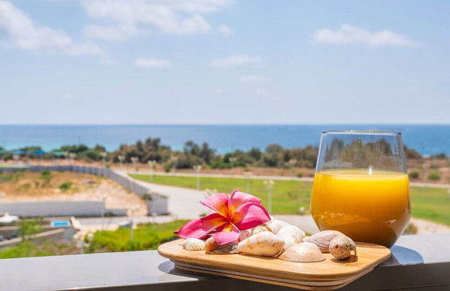 Vibrant Seaside Stay with Balcony by Sea N' Rent - Foto 7