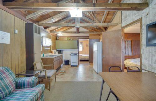 Stone Lake Cabin with Private Deck and Fire Pit! - Foto 4