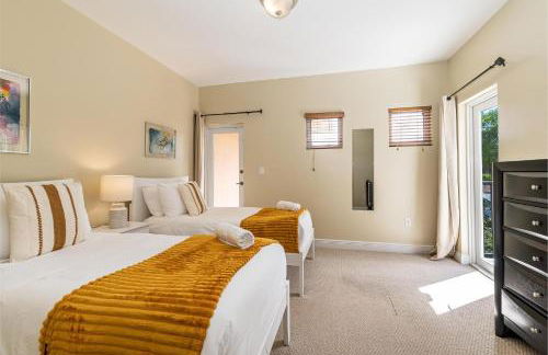 Salty Fox 5BD Oasis w Spa, Beach & Downtown - Foto 25