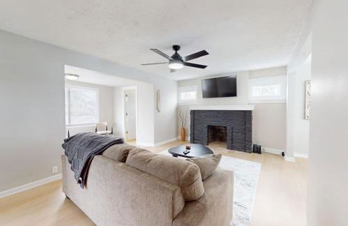 Stylish Home Near Historic Downtown & Lake Erie - Foto 6