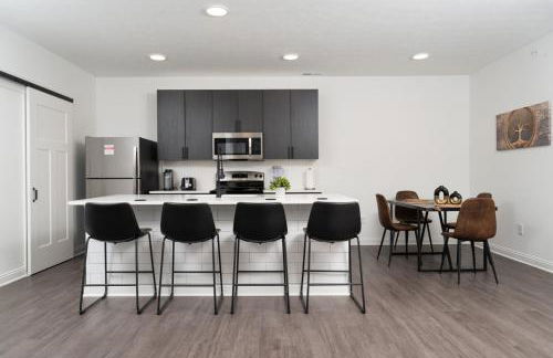 Sunrise Glow Spacious 2BR 2BA 2 King Beds Gym WFH - Foto 8