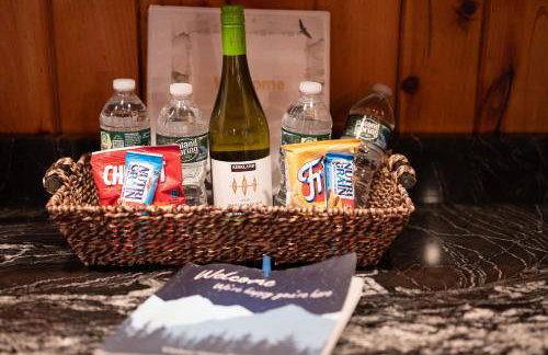 Secluded 2BR Cabin w Hot Tub, Pond, Trails, WiFi - Foto 29