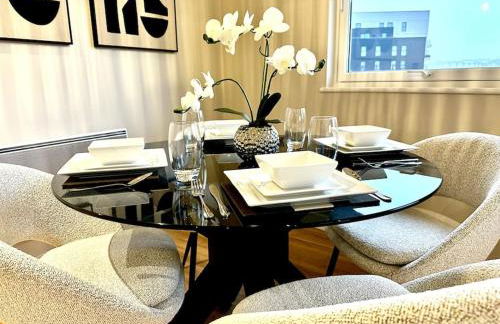 Exclusive Marina View Apartment Free Parking - Photo 15