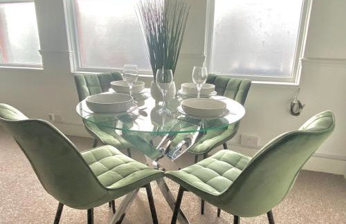 Stylish 4BR Home - Free WiFi -Ideal for Contractors - Foto 14