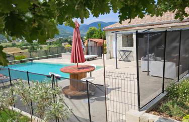 Le Coin Charmant - vue montagnes et jacuzzi privé - Foto 23