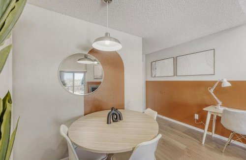 Modern City Getaway 2B - Sleeps 6 - Pool, Prkg - Foto 24