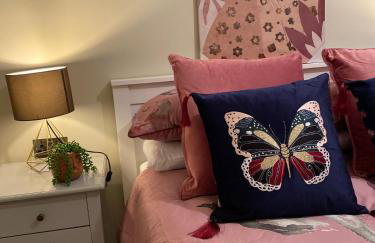 Lovely 3 bed with jacuzzi, close to airport, driveway, wifi - Foto 3