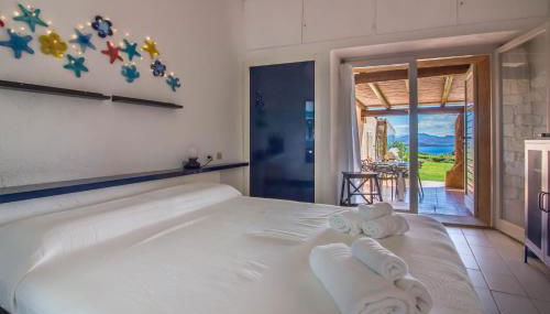 GuestHost - Villa With Private Garden, Parking & Shared Pool! - Foto 4