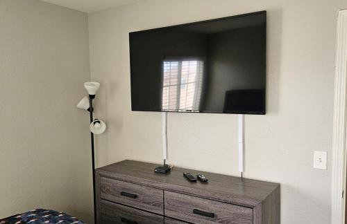 This cute 3 bedroom 2 and half bath is cozy - Photo 44