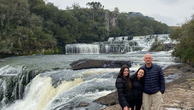 Foto di famiglia davanti alle cascate