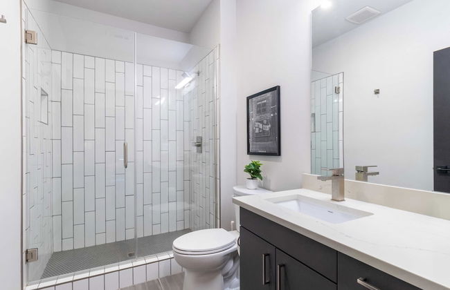 Astra Modern Midtown Retreat With Pool, Gym, & Steps to Dining & Broadway - Foto 25