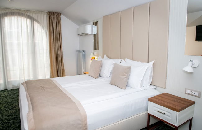 Agora Boutique - Photo 36