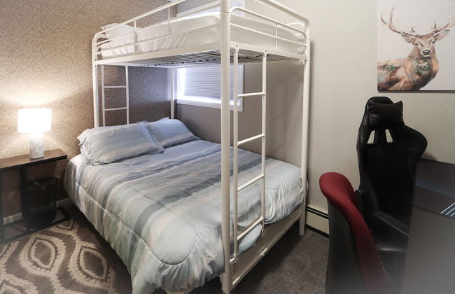 Downtown Granby Retreat & Spa - Photo 10