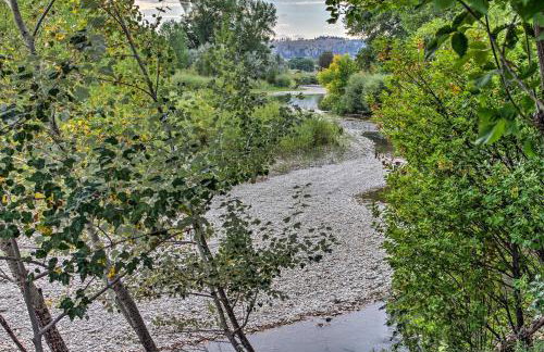 Cozy Angler's Apt - Steps to Trout Fishing River! - Foto 22