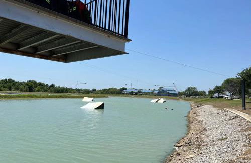 Centrally-Located 1BR Suite with Resort Pool View - Foto 20