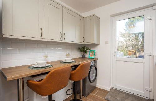 Doctors Lane- Modern 3 Bedroom Contractor Family House With Parking - Photo 7