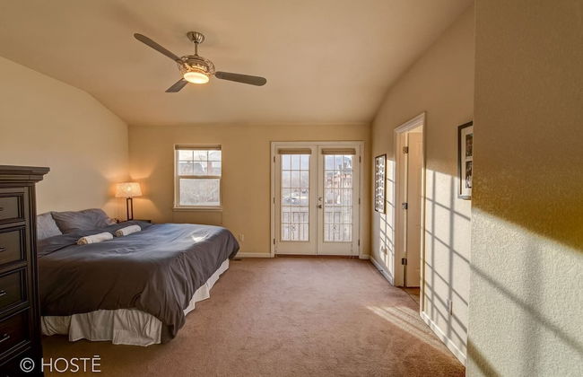 3BR Downtown Townhome /w Stunning Balcony Views! - Photo 5