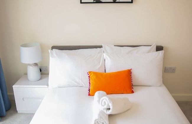 Thames View 2 Bed Apartment With Balcony - Photo 8