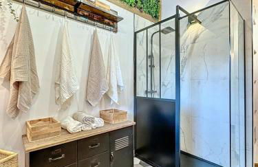 Modern 2BR Apt with Mountain Views & Private Parking - Foto 20