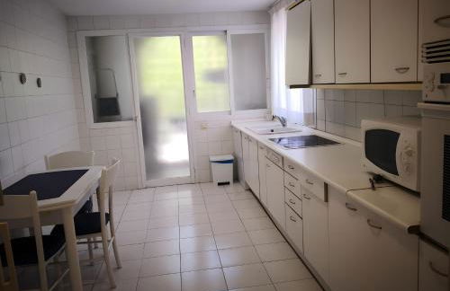 Bonito piso con jardines y piscina - Photo 28