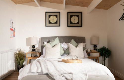 Hazel Tree Hut - Cosy Woodland Cabin with Private Hot Tub - Photo 13