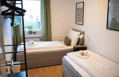 Platz für 8 Pers - C4S Come4Stay Monteure "InnArt" Boxspringbett Einzelbett Töging am Inn, Parkplatz, WLAN, Balkon, Smart TV, voll ausgestatteter Küche, Waschmaschine - Foto 19