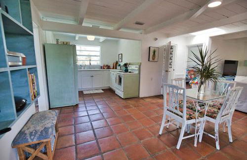 Pet Friendly & Firepit Minutes to Beach Sleeps 6 - Foto 9