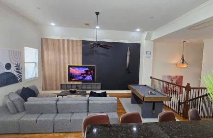 Game & Soak Retreat 3BR Private Jacuzzi Pool Table - Foto 1