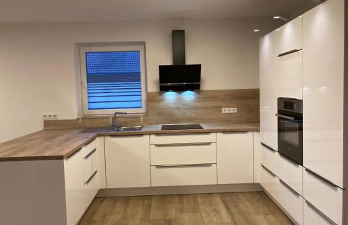 Ruhig gelegene EG-Neubauwohnung & Garten, überdachte Terrasse, Insektenschutz, Fußbodenheizung, EBK für max 7 Personen - Foto 3