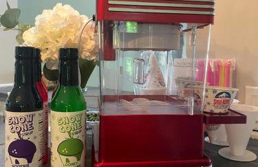 Waterfront Retreat with Spectacular Interior, Jacuzzi and Game Room in NC - Foto 35