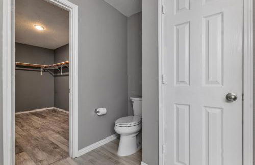 Retreat close to Lewisville Lake with pool, pet ok - Photo 39